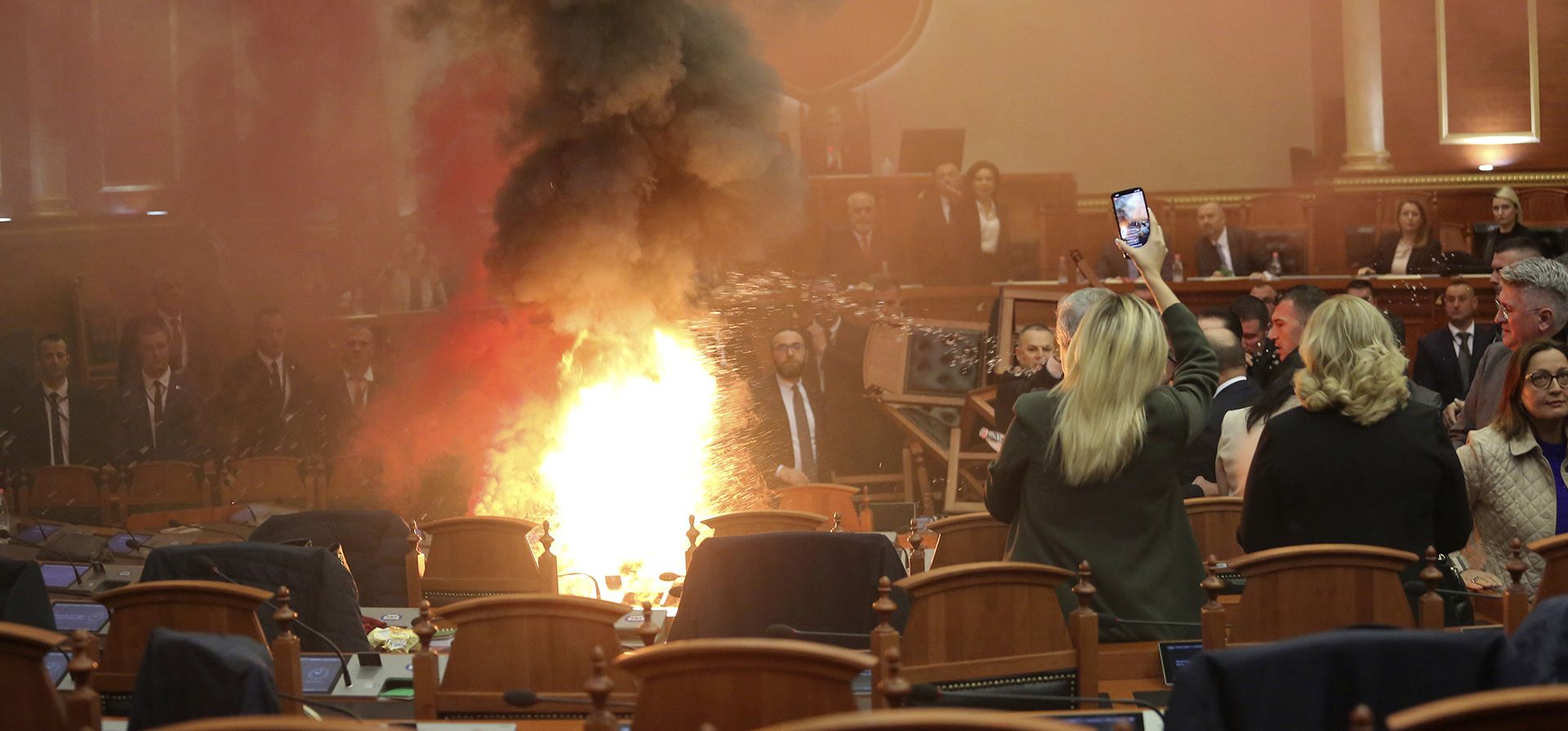 Legisladores demócratas lanzan una bengala durante una sesión del parlamento en Tirana, Albania, el lunes 20 de noviembre de 2023. Los legisladores de la oposición albanesa interrumpieron nuevamente la sesión del Parlamento el lunes para protestar contra lo que dicen es un gobierno cada vez más autoritario de los socialistas gobernantes. (Foto AP/Florian Abazi Legisladores demócratas lanzan una bengala durante una sesión del parlamento en Tirana, Albania, el lunes 20 de noviembre de 2023. Los legisladores de la oposición albanesa interrumpieron nuevamente la sesión del Parlamento el lunes para protestar contra lo que dicen es un gobierno cada vez más autoritario de los socialistas gobernantes. (Foto AP/Florian Abazi