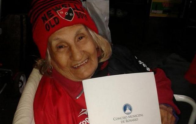 Amelia Montero exhibe orgullosa el diploma que le otorgó el Concejo.