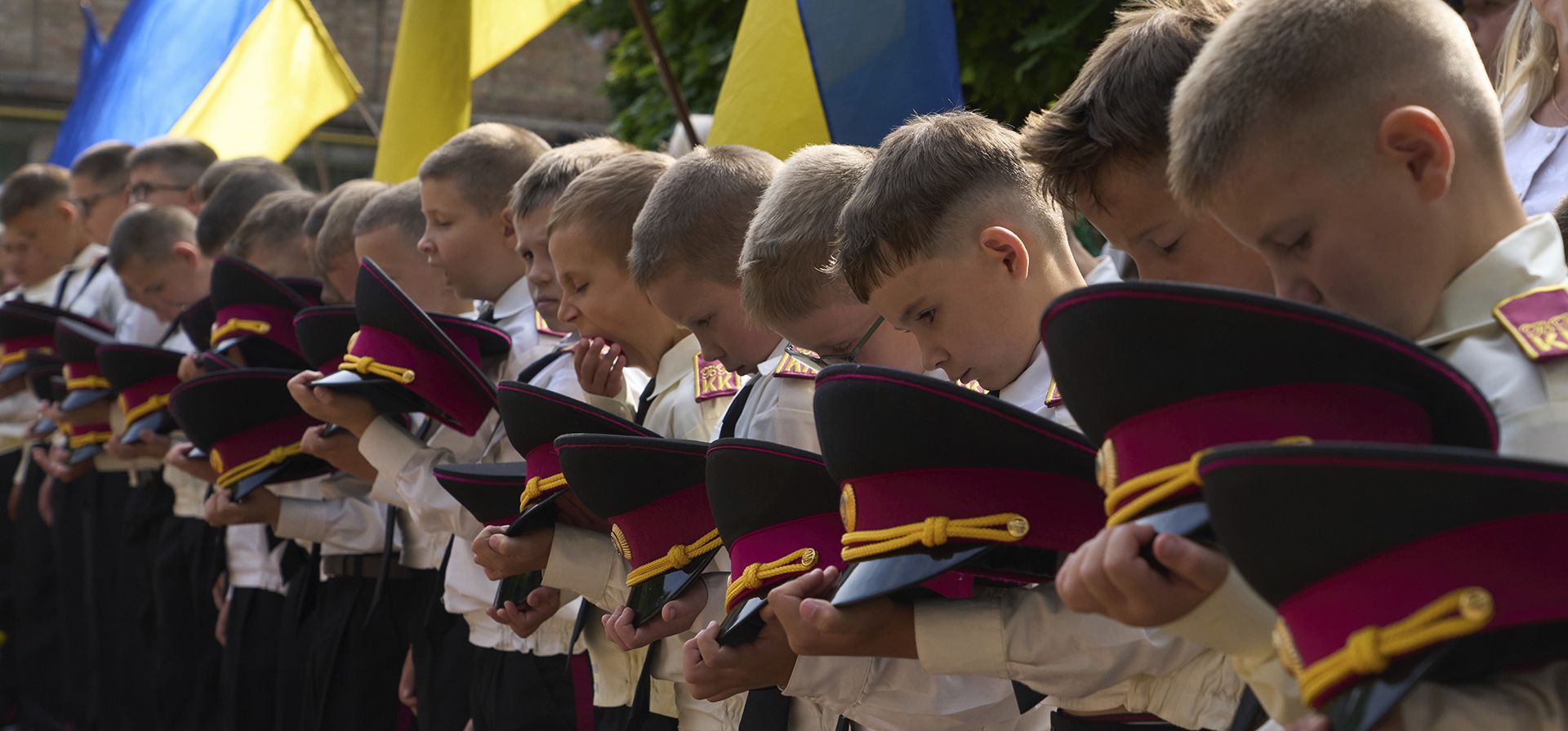 Jóvenes cadetes guardan un minuto de silencio en memoria de los graduados fallecidos en la guerra entre Rusia y Ucrania durante su primer día de clases en un liceo de cadetes en Kiev, Ucrania, el lunes 1 de septiembre de 2025. (Foto AP/Efrem Lukatsky) Jóvenes cadetes guardan un minuto de silencio en memoria de los graduados fallecidos en la guerra entre Rusia y Ucrania durante su primer día de clases en un liceo de cadetes en Kiev, Ucrania, el lunes 1 de septiembre de 2025. (Foto AP/Efrem Lukatsky)
