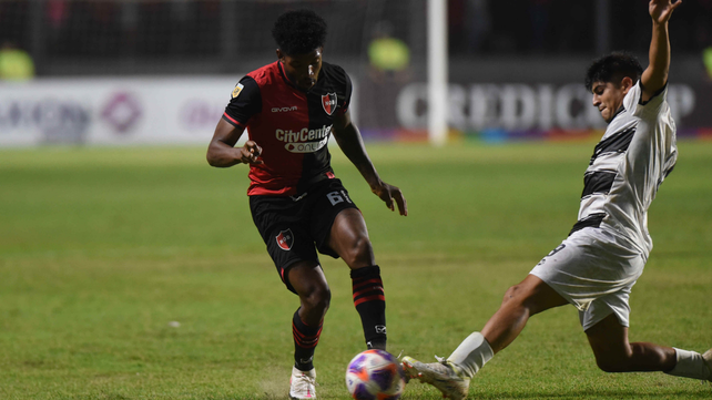 Jherson Mosquera jugó en Newell's en 2023. El entrenador era Gabriel Heinze.