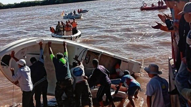 Un pescador de Chajarí iba en una lancha que se dio vuelta en Goya.