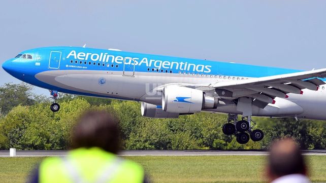 Llegó el avión de Aerolíneas Argentinas procedente de Moscú con la segunda tanda de vacunas