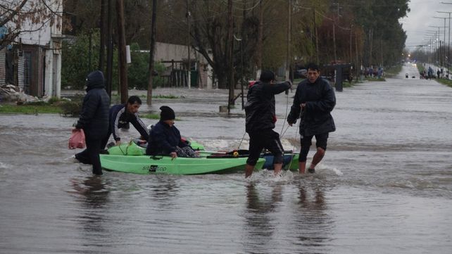 Videos y fotos que dan cuenta de la gravedad de las inundaciones en La Plata