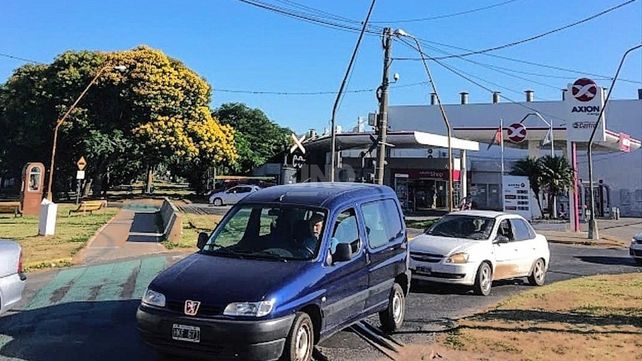 Los policías atacaron a una pareja cerca de una estación de servicios