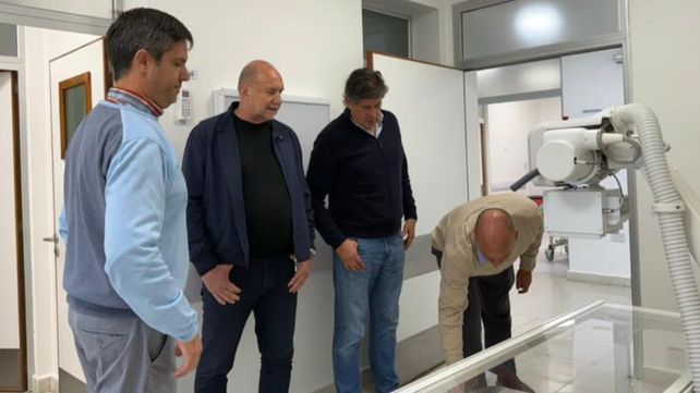 &nbsp;El exgobernador Omar Perotti junto al intendente Roly Santacroce en la recorrida por el nuevo efector municipal