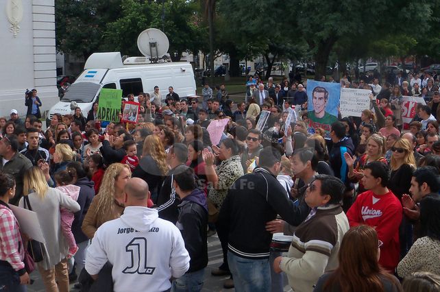 Los familiares de víctimas de la inseguridad frente a la Legislatura.