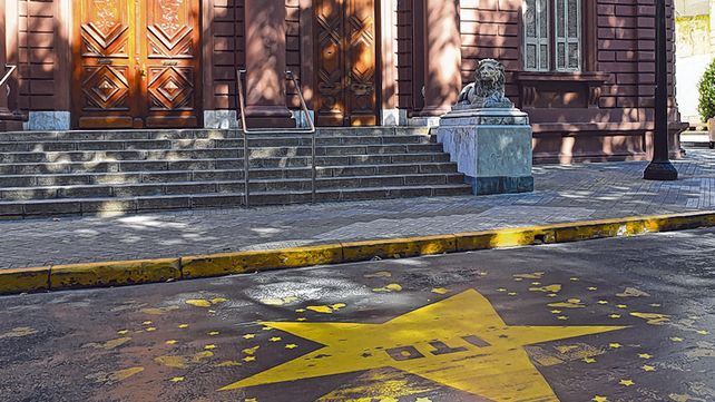 Nuevo tiempo. Una estrella recuerda a Ito Seisas en la puerta del municipio. La gestión anterior la tapó 23 veces.