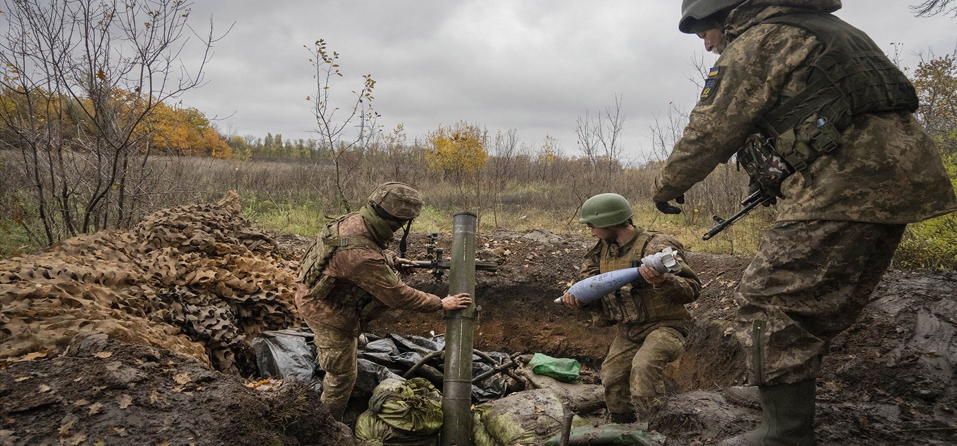 Soldados ucranianos preparan un mortero para disparar en la línea del frente cerca de Bakhmut, el sitio de la batalla más dura contra las tropas rusas en la región de Donetsk, Ucrania, el jueves 27 de octubre de 2022.