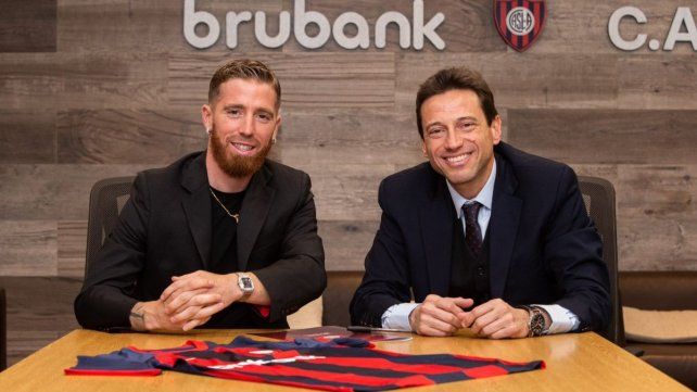 Iker Muniain con el presidente del Ciclón Marcelo Moretti.