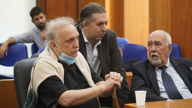 El ex juex civil y comercial Norberto Scavone escucha la sentencia junto a su abogado Víctor Corvalán.