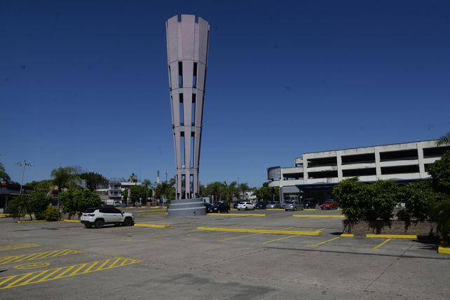 Buscan reactivar los comercios abandonados en el complejo Village