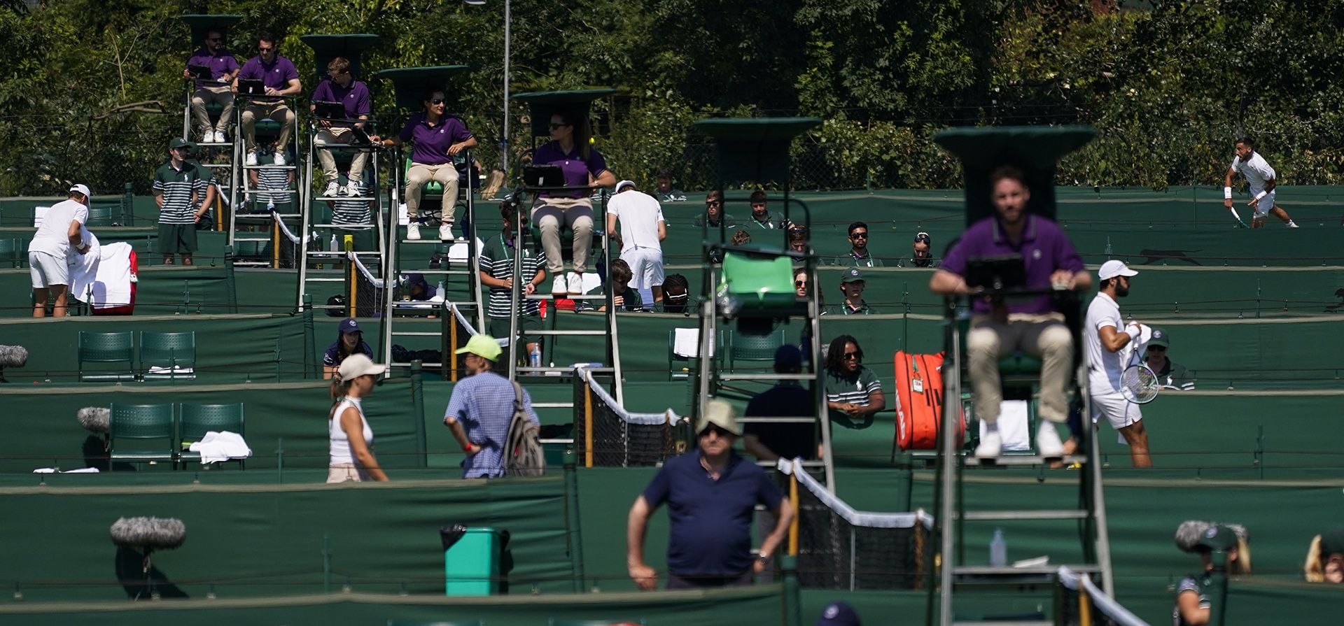Los jueces de silla se ven en el Roehampton Community Sports Center en Roehampton, Londres, el miércoles 26 de junio de 2024, durante la clasificación de Wimbledon. (Foto AP/Alberto Pezzali) Los jueces de silla se ven en el Roehampton Community Sports Center en Roehampton, Londres, el miércoles 26 de junio de 2024, durante la clasificación de Wimbledon. (Foto AP/Alberto Pezzali)