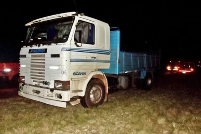 Un camión mordió la banquina mojada y volcó sobre la ruta 127