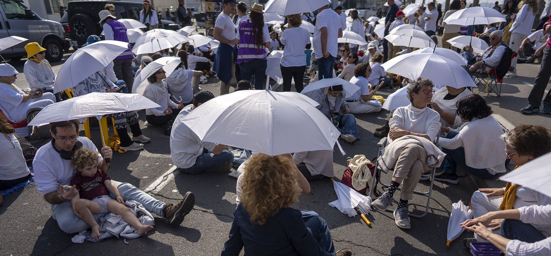 Activistas se sientan en una calle con paraguas blancos durante una protesta para pedir la liberación de los rehenes retenidos en la Franja de Gaza, frente a la oficina de la embajada de Estados Unidos en Tel Aviv, Israel, el viernes 31 de enero de 2025. (Foto AP/Oded Balilty) Activistas se sientan en una calle con paraguas blancos durante una protesta para pedir la liberación de los rehenes retenidos en la Franja de Gaza, frente a la oficina de la embajada de Estados Unidos en Tel Aviv, Israel, el viernes 31 de enero de 2025. (Foto AP/Oded Balilty)