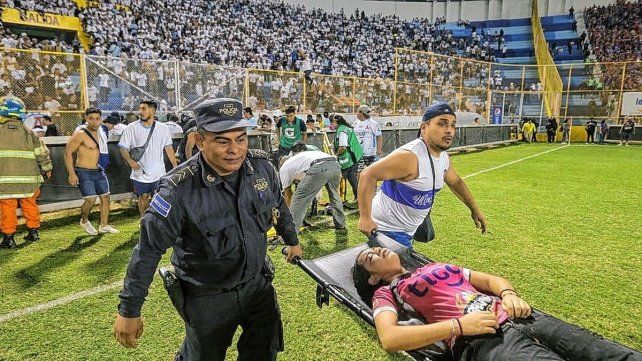 Tragedia en el fútbol: al menos 12 muertos en una estampida