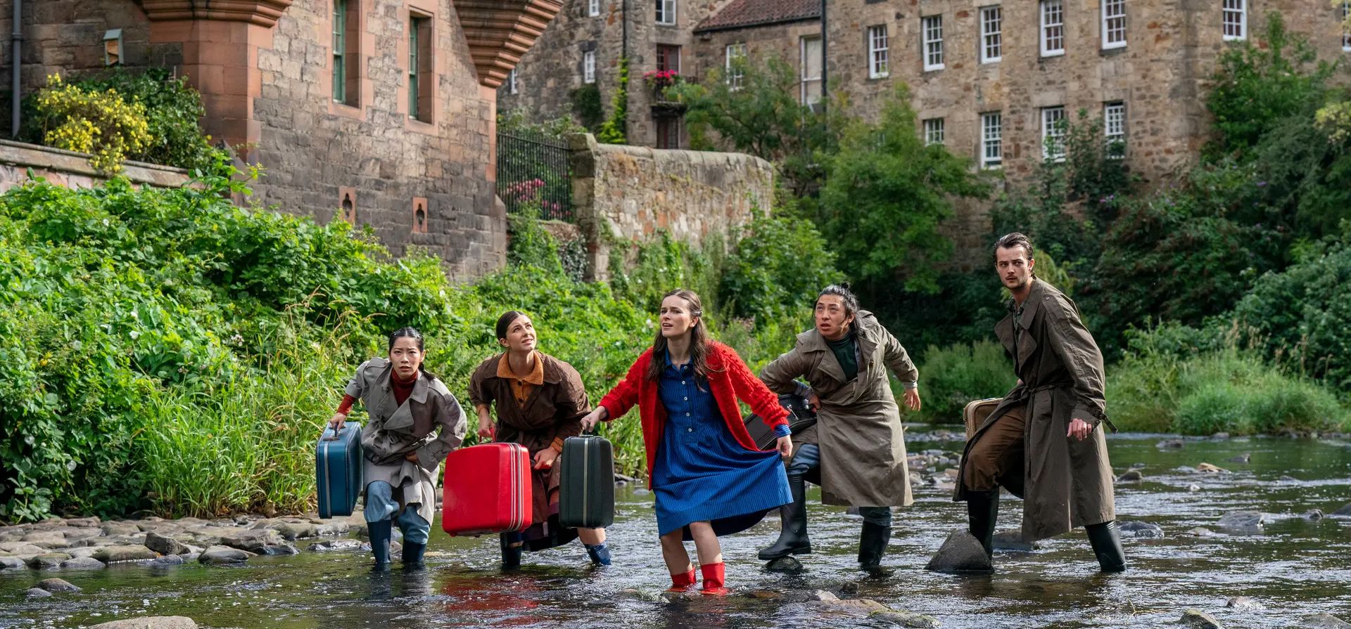 Escocia, Reino Unido. El elenco de HOME durante un photocall en el Agua de Leith, Edimburgo. El espectáculo destaca la crisis climática y cómo las inundaciones están afectando a los Fens en East Anglia y se está realizando en la franja del festival de Edimburgo. Fotografía: Jane Barlow/PA Escocia, Reino Unido. El elenco de HOME durante un photocall en el Agua de Leith, Edimburgo. El espectáculo destaca la crisis climática y cómo las inundaciones están afectando a los Fens en East Anglia y se está realizando en la franja del festival de Edimburgo. Fotografía: Jane Barlow/PA