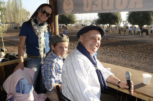 Roberto Cerutti (vice presidente de la Asociación de criadores de Caballos Criollos) junto a Sofía y Sixto.