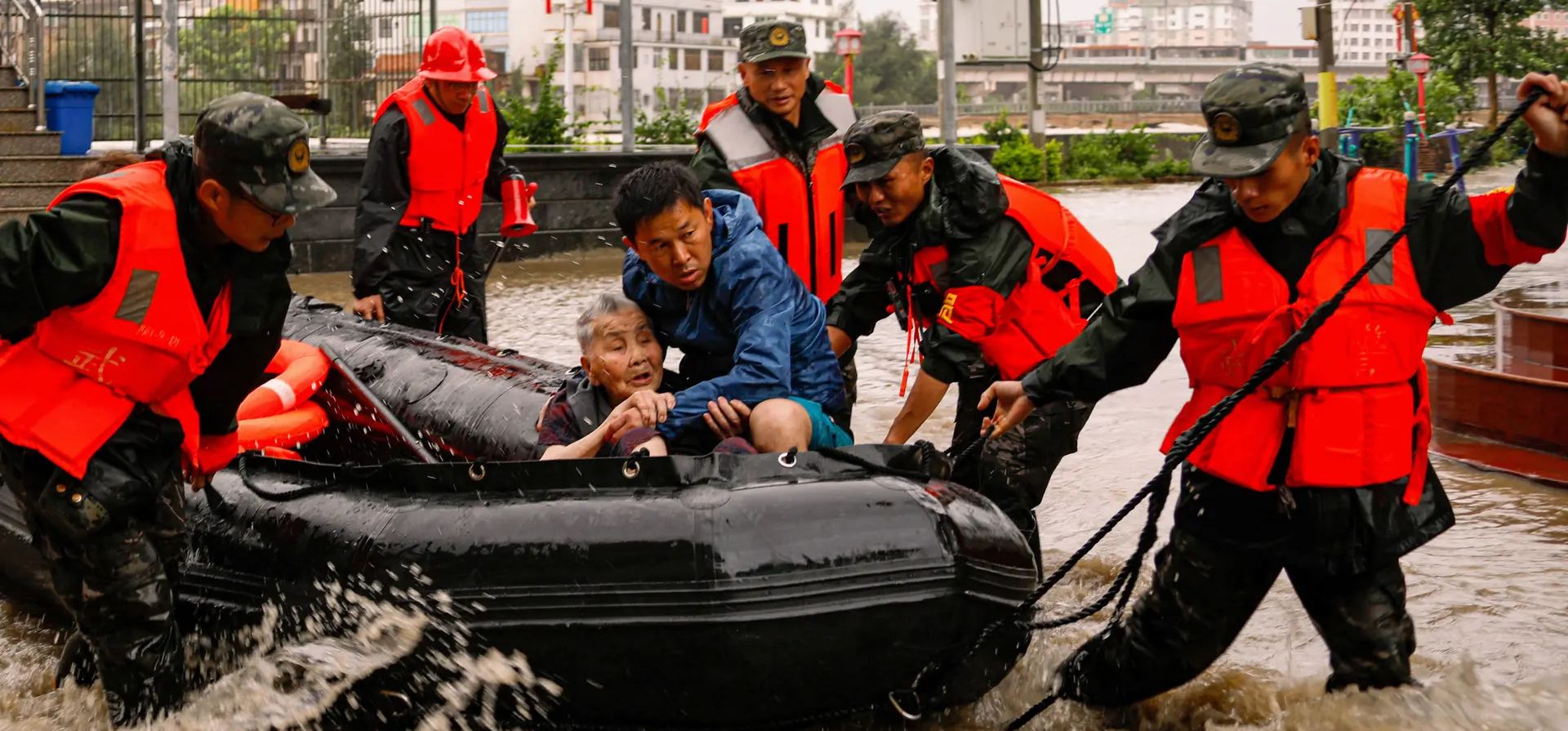 Fuzhou, provincia de Fujian, China. Agentes de la policía paramilitar evacúan a los residentes varados por las inundaciones en la ciudad de Fuqing después de que el tifón Doksuri tocara tierra y provocara fuertes lluvias. Fotografía: Reuters Fuzhou, provincia de Fujian, China. Agentes de la policía paramilitar evacúan a los residentes varados por las inundaciones en la ciudad de Fuqing después de que el tifón Doksuri tocara tierra y provocara fuertes lluvias. Fotografía: Reuters