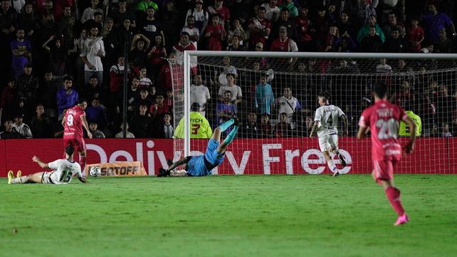 El último paso de visitante fue con derrota, como tantas otras veces. Muchas salidas del Gigante fueron un dolor de cabeza.