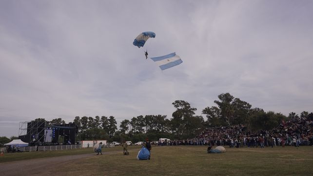 A la exhibición del Equipo Militar de Paracaidismo —que volvió a captar todas las miradas con el descenso de la bandera argentina desde el cielo— se sumaron otras atracciones que fueron marcando el pulso de la jornada.