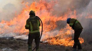 Incendios en Córdoba: viviendas cercadas por el fuego en La Calera