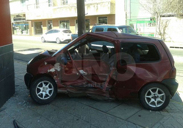 Un coche terminó en la vereda después de un accidente y lo dejaron olvidado