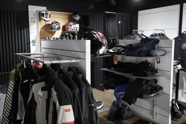 La indumentaria y accesorios también es un rubro importante para Roshaus. Al abrirse la importación, esperan que lleguen más productos BMW para sus clientes.