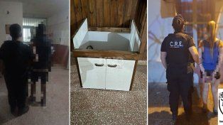 Los detenidos junto a uno de los elementos recuperados de una de las escuelas robadas&nbsp;