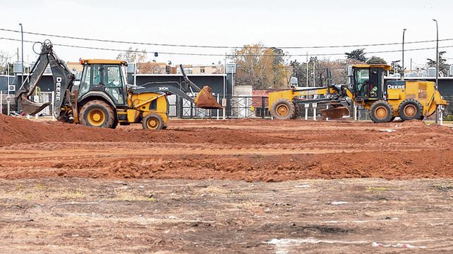 Obras. Las máquinas empezaron a trabajar en la futura urbanización. Las casas tendrán dos dormitorios.
