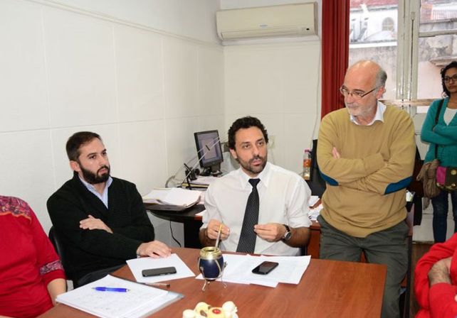 Respuesta. Dante Molina (de corbata) y Brunner salieron a aclarar los trascendidos del municipio.