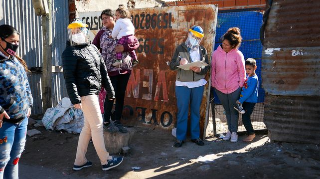Trabajadores de la salud del centro de Salud Ceferino Namuncurá salieron a vacunar contra el covid-19 por el barrio Stella Maris y la Bombacha. Fueron casa por casa por la calle Schweitzer.