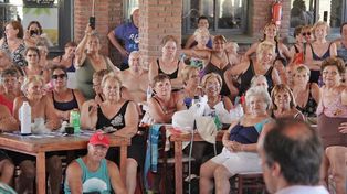 Los adultos mayores disfrutan del verano en las colonias municipales