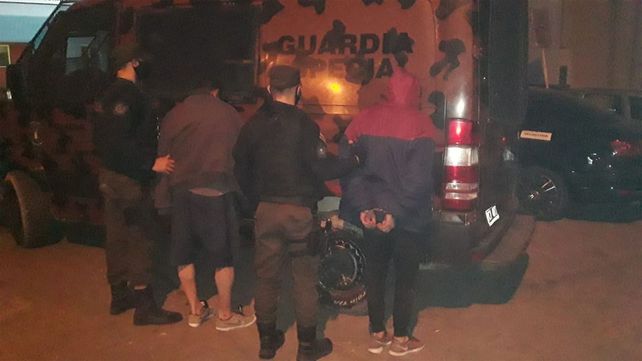 {altText(Operativo en Paraná&nbsp;terminó con dos polic{ias heridos&nbsp;,Paraná: hirieron policías y dañaron móviles en un operativo )}