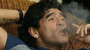 Diego Maradona se fum&oacute; un habano y provoc&oacute; p&aacute;nico en un hotel de Manchester