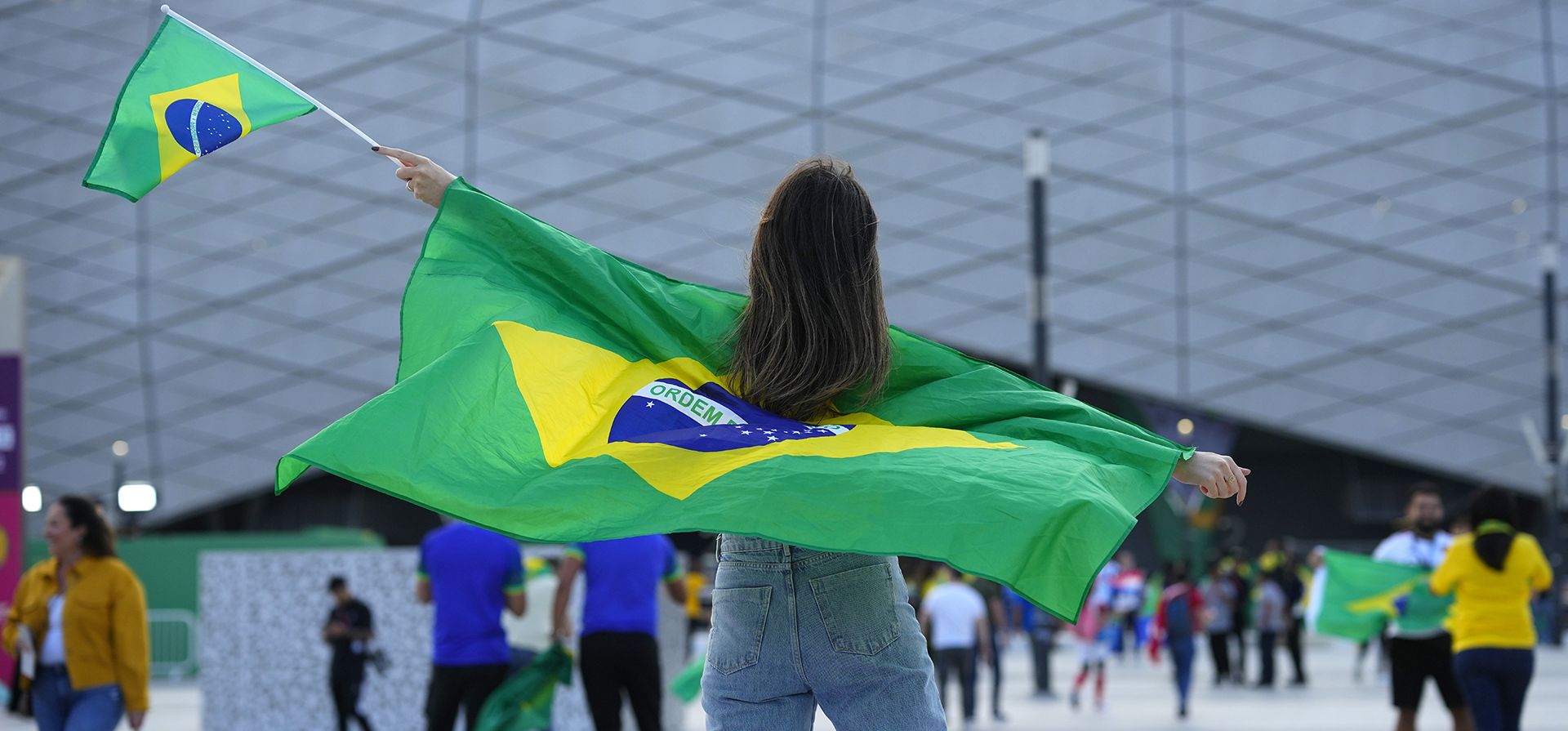 Una aficionada de Brasil ondea una bandera antes del partido de fútbol de cuartos de final de la Copa del Mundo entre Croacia y Brasil, en el Education City Stadium en Al Rayyan, Qatar, el viernes 9 de diciembre de 2022. (Foto AP/Petr David Josek)
