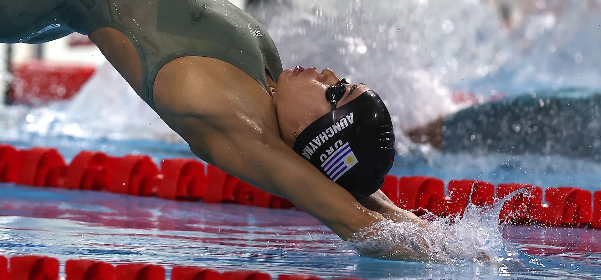 La uruguaya Abril Aunchayna compite en los 50 metros espalda femeninos en el tercer día del Campeonato Mundial de Natación Acuática en el Duna Arena. Los eventos se llevan a cabo en piscinas de 25 metros, en lugar de las piscinas olímpicas de 50 metros, Budapest, Hungría. Fotografía: David Balogh/Getty Images La uruguaya Abril Aunchayna compite en los 50 metros espalda femeninos en el tercer día del Campeonato Mundial de Natación Acuática en el Duna Arena. Los eventos se llevan a cabo en piscinas de 25 metros, en lugar de las piscinas olímpicas de 50 metros, Budapest, Hungría. Fotografía: David Balogh/Getty Images