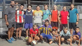 Lucas Márquez dicta una clínica de fútbol.