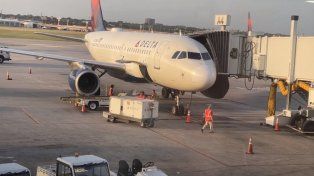 Un trabajador aeroportuario de Texas murió al ser absorbido por una turbina de un avión