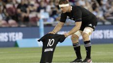 El sublime momento en que Sam Cane ofrenda una camiseta negra con el 10 y el nombre de Maradona. El sublime momento en que Sam Cane ofrenda una camiseta negra con el 10 y el nombre de Maradona.