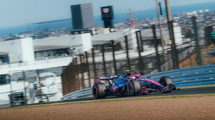 Franco Colapinto circula por Suzuka. En la madrugada del domingo se corre el GP de Japón.