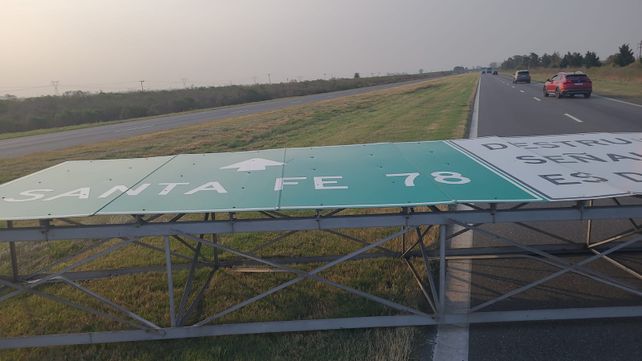 Al borde de una tragedia: se desplomó un cartel indicador sobre la autopista Santa Fe - Rosario