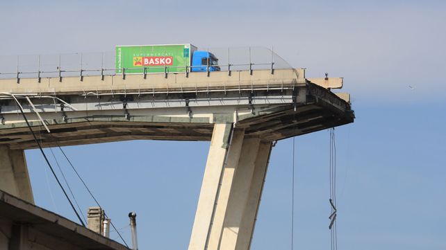 El camión que quedó a un paso de caer con el puente genovés
