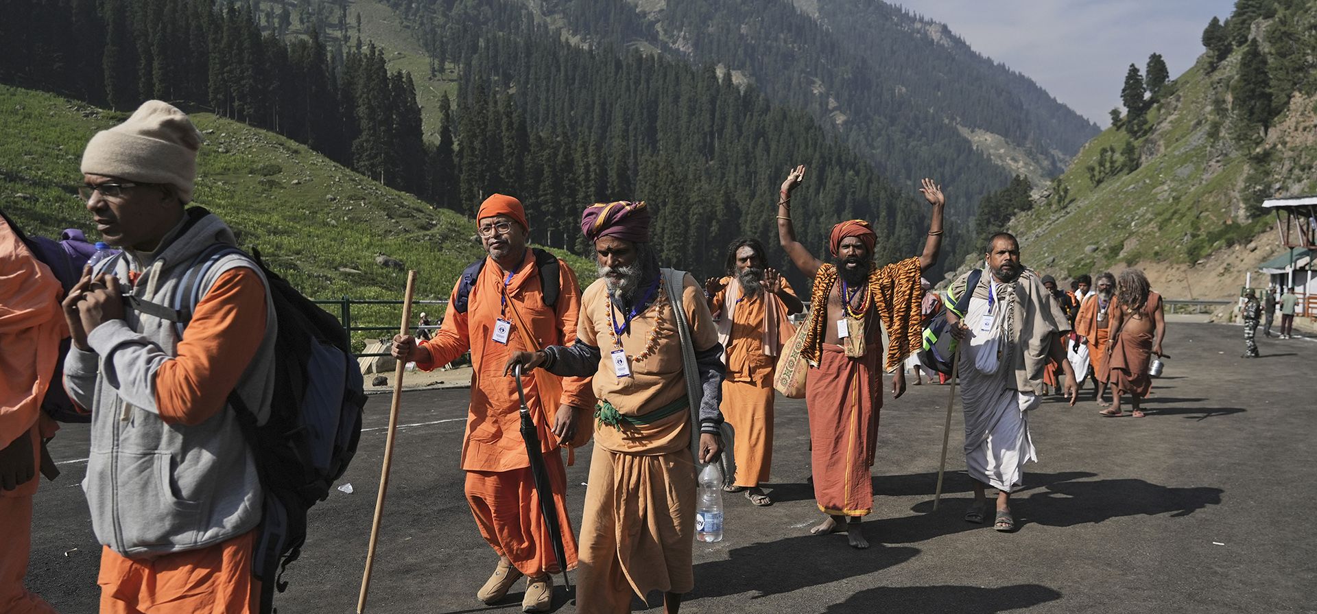 Devotos hindúes comienzan la peregrinación anual de Amarnath Yatra a una cueva helada del Himalaya, en Chandanwari, Pahalgam, al sur de Srinagar, Cachemira controlada por India, el jueves 30 de junio de 2022. Las autoridades dicen que los peregrinos enfrentan una mayor amenaza de ataques de los rebeldes que luchan contra el gobierno indio y han etiquetado por primera vez a los devotos con un sistema de seguimiento inalámbrico.
