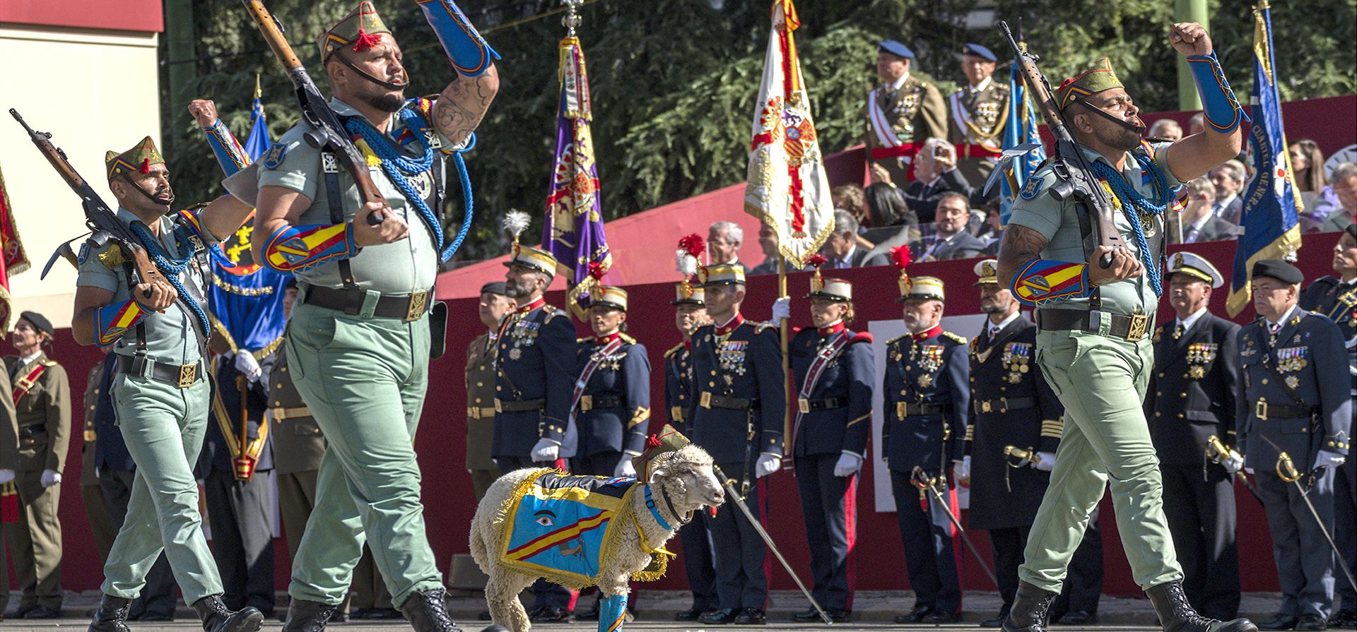 Miembros de La Legión, una unidad de élite del ejército español, incluida una cabra que usan como mascota durante un desfile militar en la fiesta nacional conocida como "Día de la Hispanidad", España, el miércoles 2 de octubre de 2022. 