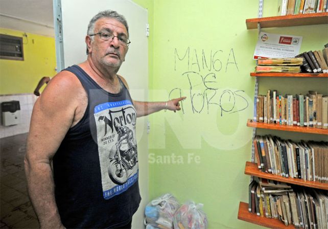 Indignados. La pintada en la pared generó malestar entre los integrantes de la comisión vecinal / Foto: Manuel Testi - Uno Santa Fe
