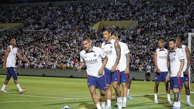 El plantel del PSG con Lionel Messi entrenó en Japón con la presencia de 15000 personas.