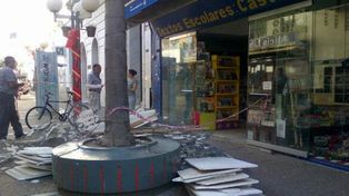 Se cayó el cielo raso de una librería de la Peatonal santafesina