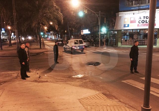 Así comenzó la rotura y hundimiento del pavimento en la zona./ gentileza lectores del UNO.