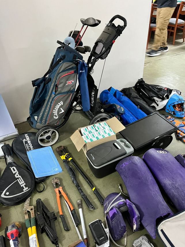 Buscan a dueños de objetos robados dentro de autos: palos de golf, raquetas de tenis y más
