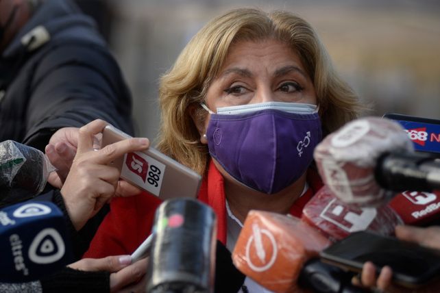 La titular de la cartera sanitaria del gabinete de Omar Perotti frente a los micrófonos.